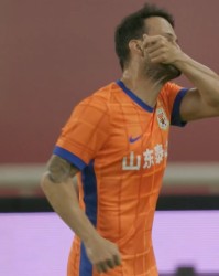 B体育首页-卡扎伊什维利半场戴帽，打入18球超越法比奥登顶射手榜