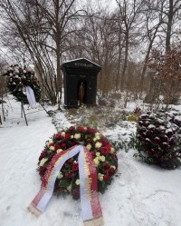 B体育首页-图片报：在贝肯鲍尔逝世两周年之际，拜仁为他的墓地献上新花圈