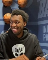 两年合同&amp;第二年球队选项！步行者官推晒怀斯曼签约照